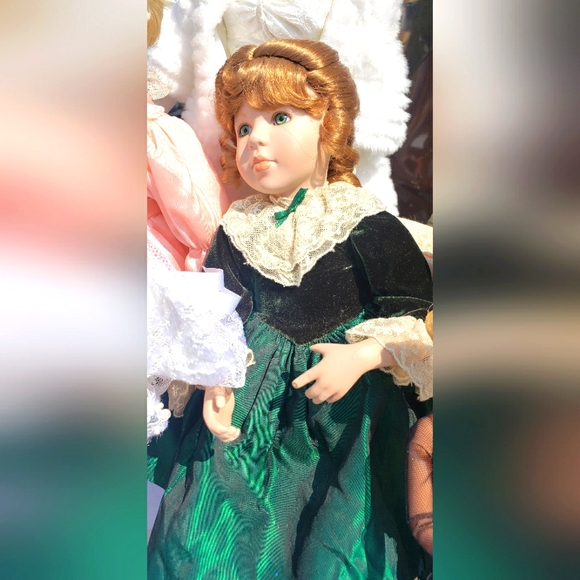 Beautiful collectable doll - Picture 3 of 3